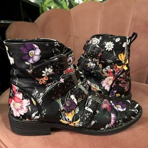 Steve Madden Pursue Black Floral Bootie Boots w Studded Buckles Size 9